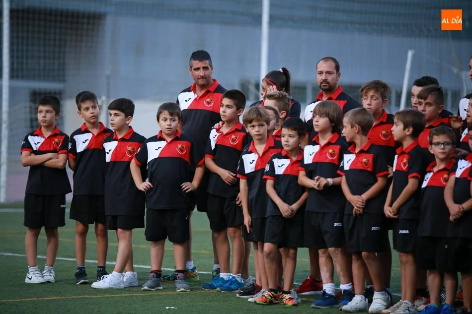 Foto 11 - El Sporting Carbajosa se viste de gala en la presentaci&oacute;n de sus equipos para la 2018-19