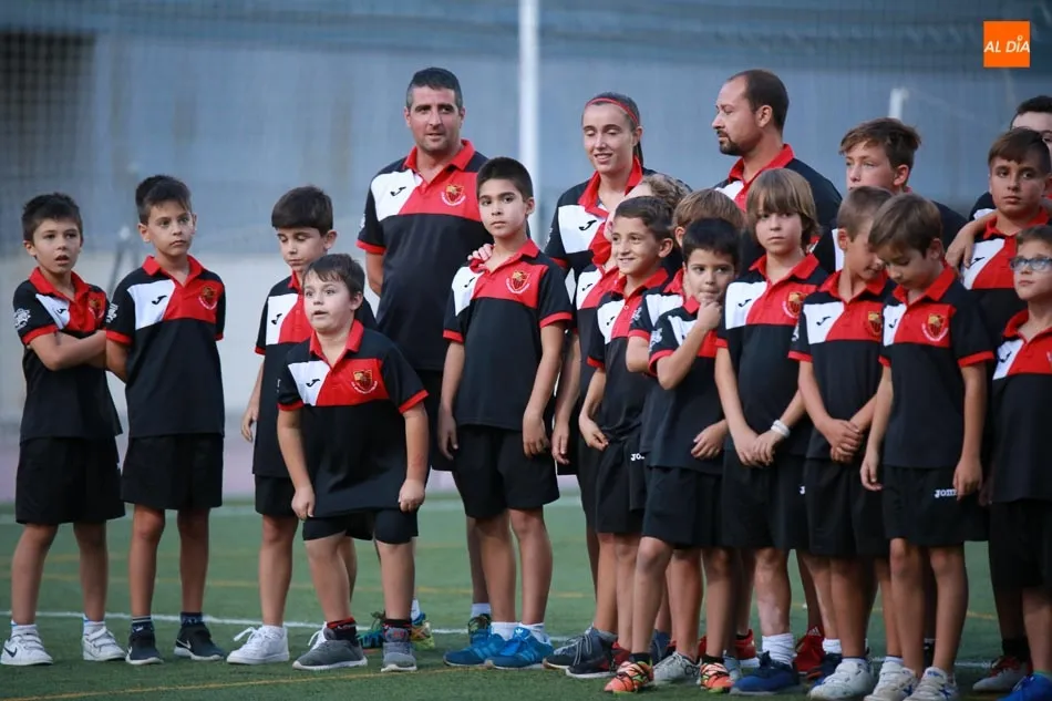 Foto 10 - El Sporting Carbajosa se viste de gala en la presentaci&oacute;n de sus equipos para la 2018-19