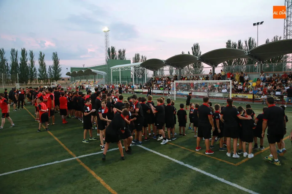 Foto 3 - El Sporting Carbajosa se viste de gala en la presentaci&oacute;n de sus equipos para la 2018-19