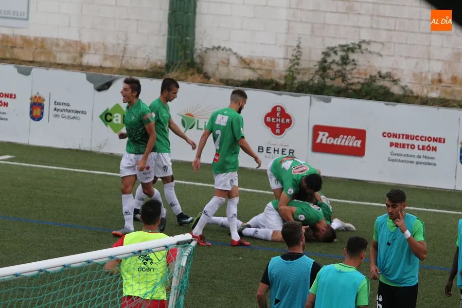 Foto 11 - El CD Guijuelo se hace fuerte en casa a costa del Burgos (1-0)