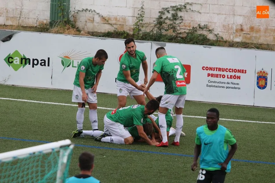 Foto 10 - El CD Guijuelo se hace fuerte en casa a costa del Burgos (1-0)