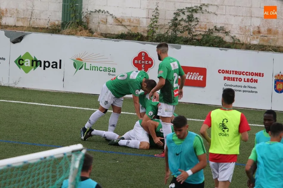 Foto 9 - El CD Guijuelo se hace fuerte en casa a costa del Burgos (1-0)