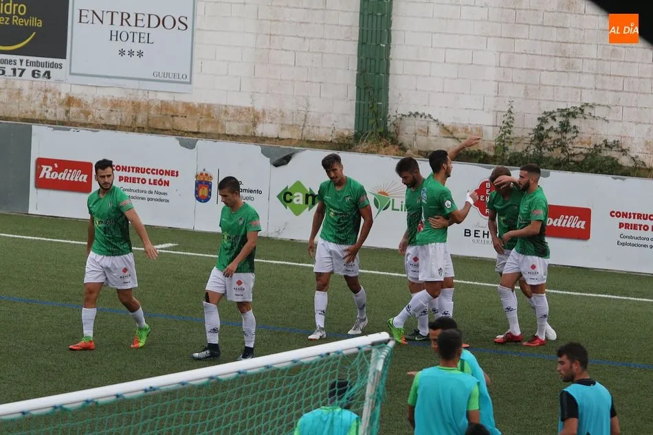 Foto 8 - El CD Guijuelo se hace fuerte en casa a costa del Burgos (1-0)