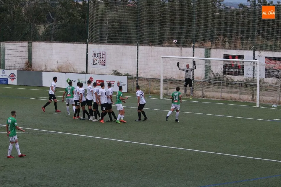 Foto 7 - El CD Guijuelo se hace fuerte en casa a costa del Burgos (1-0)