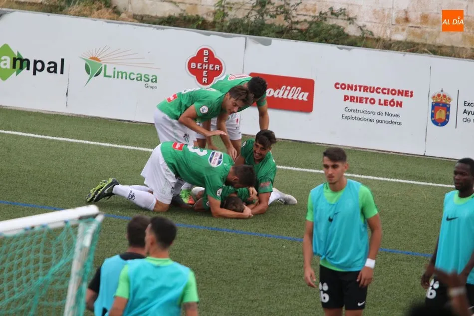 Foto 6 - El CD Guijuelo se hace fuerte en casa a costa del Burgos (1-0)