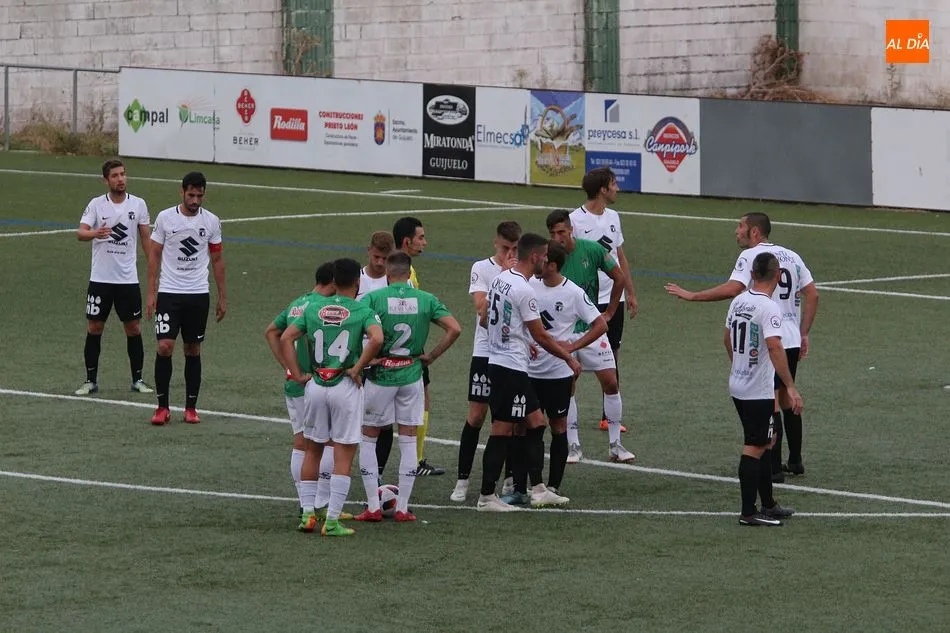 Foto 4 - El CD Guijuelo se hace fuerte en casa a costa del Burgos (1-0)