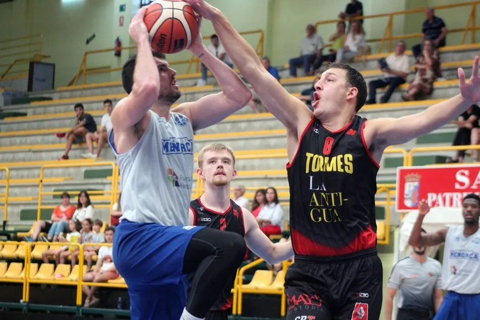 Foto 6 - La Antigua &ndash; CB Tormes cae ante un buen Menorca Basquet en su segundo amistoso (67-74)