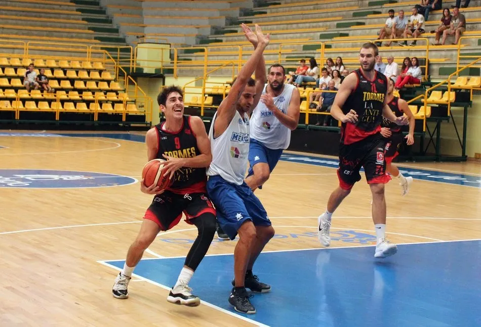 Foto 5 - La Antigua &ndash; CB Tormes cae ante un buen Menorca Basquet en su segundo amistoso (67-74)