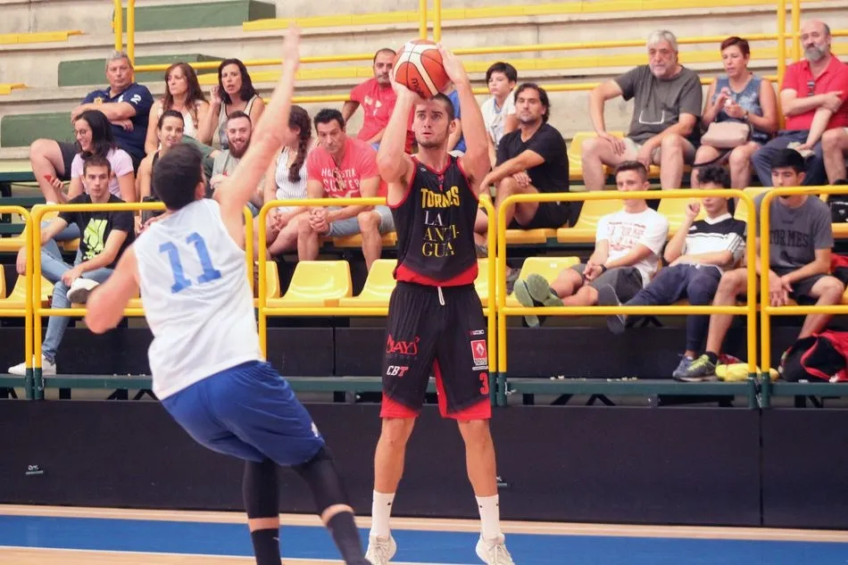 Foto 2 - La Antigua &ndash; CB Tormes cae ante un buen Menorca Basquet en su segundo amistoso (67-74)