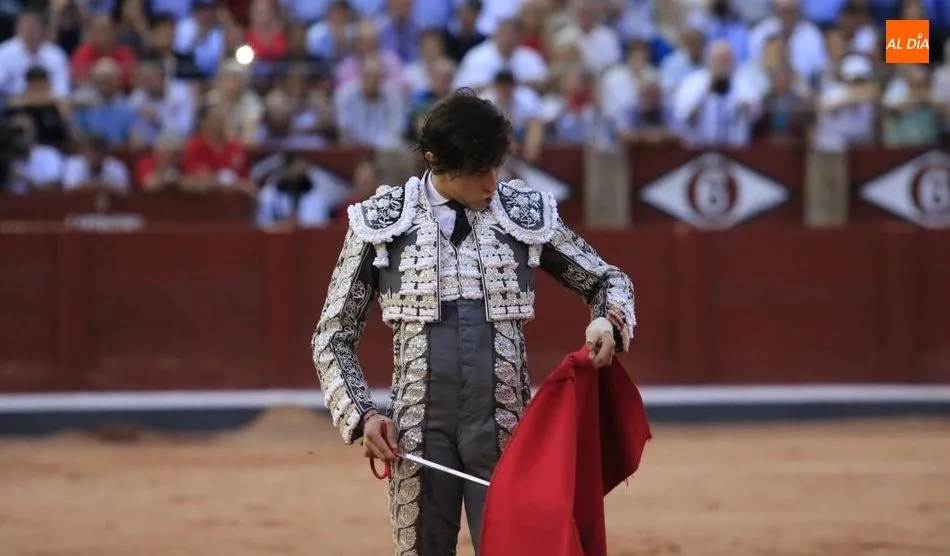 Roca Rey ha sabido pegarle un puñetazo al muro del chiringuito cerrado a cal y canto por los seis figuras. Foto: Miguel Hernández