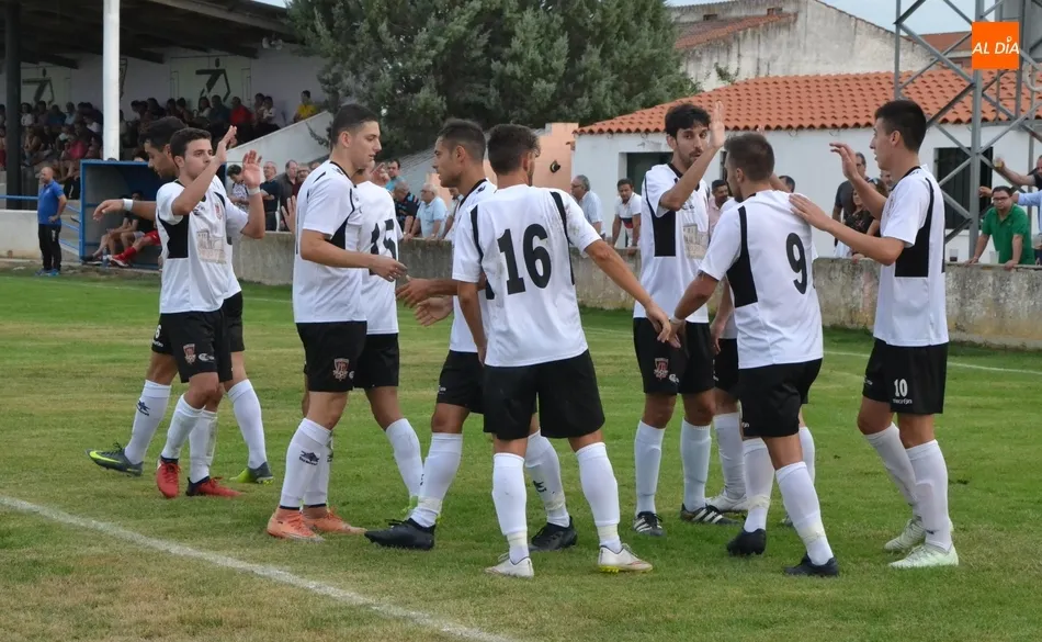 Foto 10 - El Ciudad Rodrigo tarda en abrir la lata pero acaba firmando un solvente debut ante su parroquia  