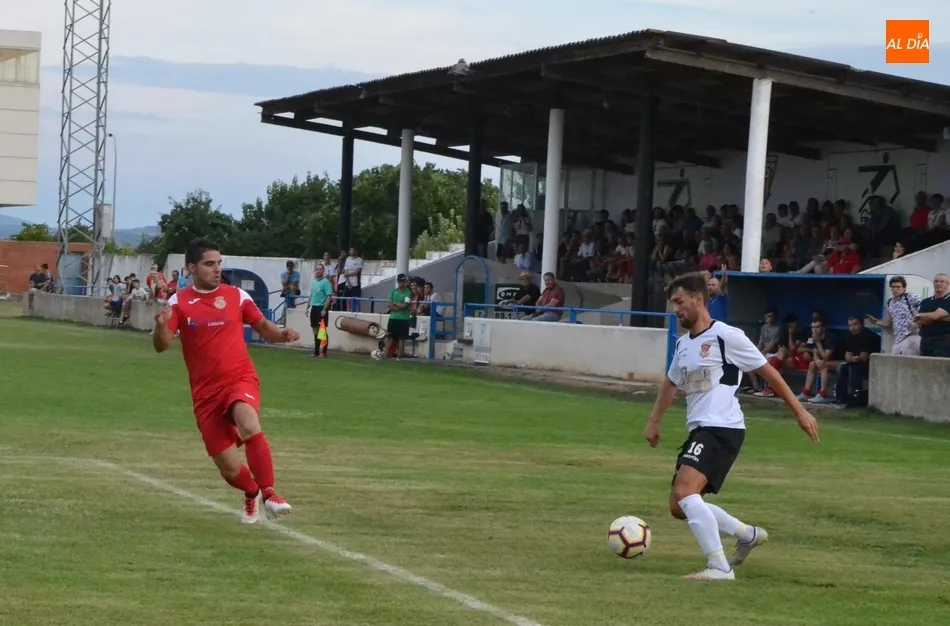Foto 7 - El Ciudad Rodrigo tarda en abrir la lata pero acaba firmando un solvente debut ante su parroquia  