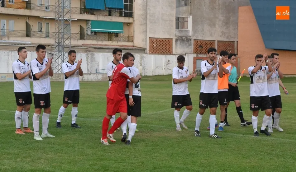 Foto 6 - El Ciudad Rodrigo tarda en abrir la lata pero acaba firmando un solvente debut ante su parroquia  