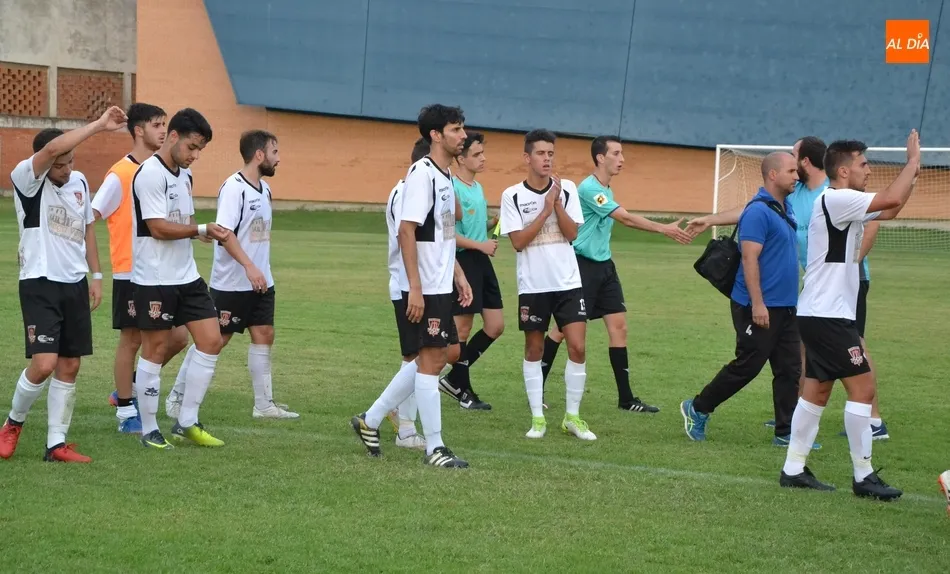 Foto 5 - El Ciudad Rodrigo tarda en abrir la lata pero acaba firmando un solvente debut ante su parroquia  