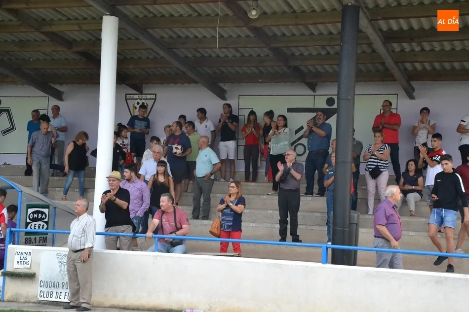 Foto 4 - El Ciudad Rodrigo tarda en abrir la lata pero acaba firmando un solvente debut ante su parroquia  