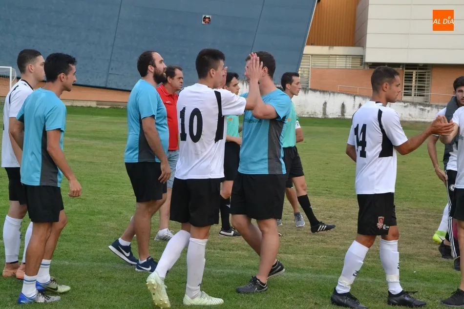 Foto 3 - El Ciudad Rodrigo tarda en abrir la lata pero acaba firmando un solvente debut ante su parroquia  