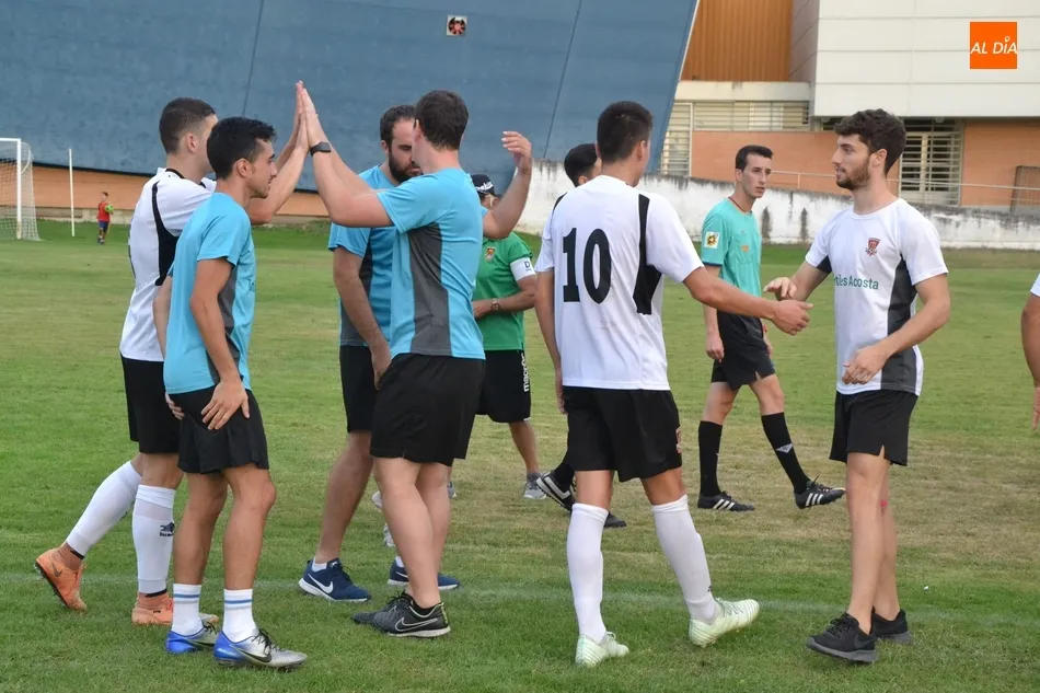 Foto 2 - El Ciudad Rodrigo tarda en abrir la lata pero acaba firmando un solvente debut ante su parroquia  