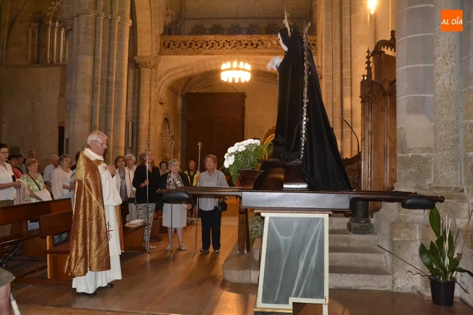 Foto 7 - La Virgen de La Soledad regresa al Claustro de la Catedral  