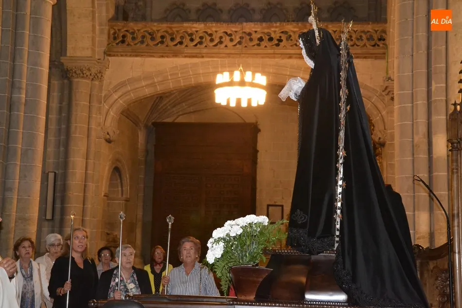 Foto 10 - La Virgen de La Soledad regresa al Claustro de la Catedral  