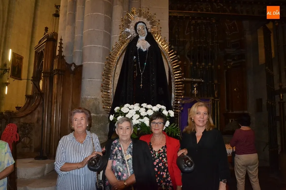 Foto 3 - La Virgen de La Soledad regresa al Claustro de la Catedral  