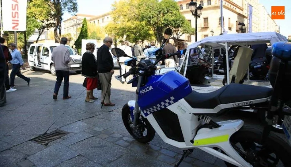Exposición de vehículos limpios en la plaza de los Bandos