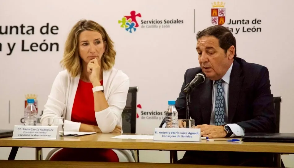 Los consejeros de Sanidad, Antonio María Sáez, y de Familia e Igualdad de Oportunidades, Alicia García