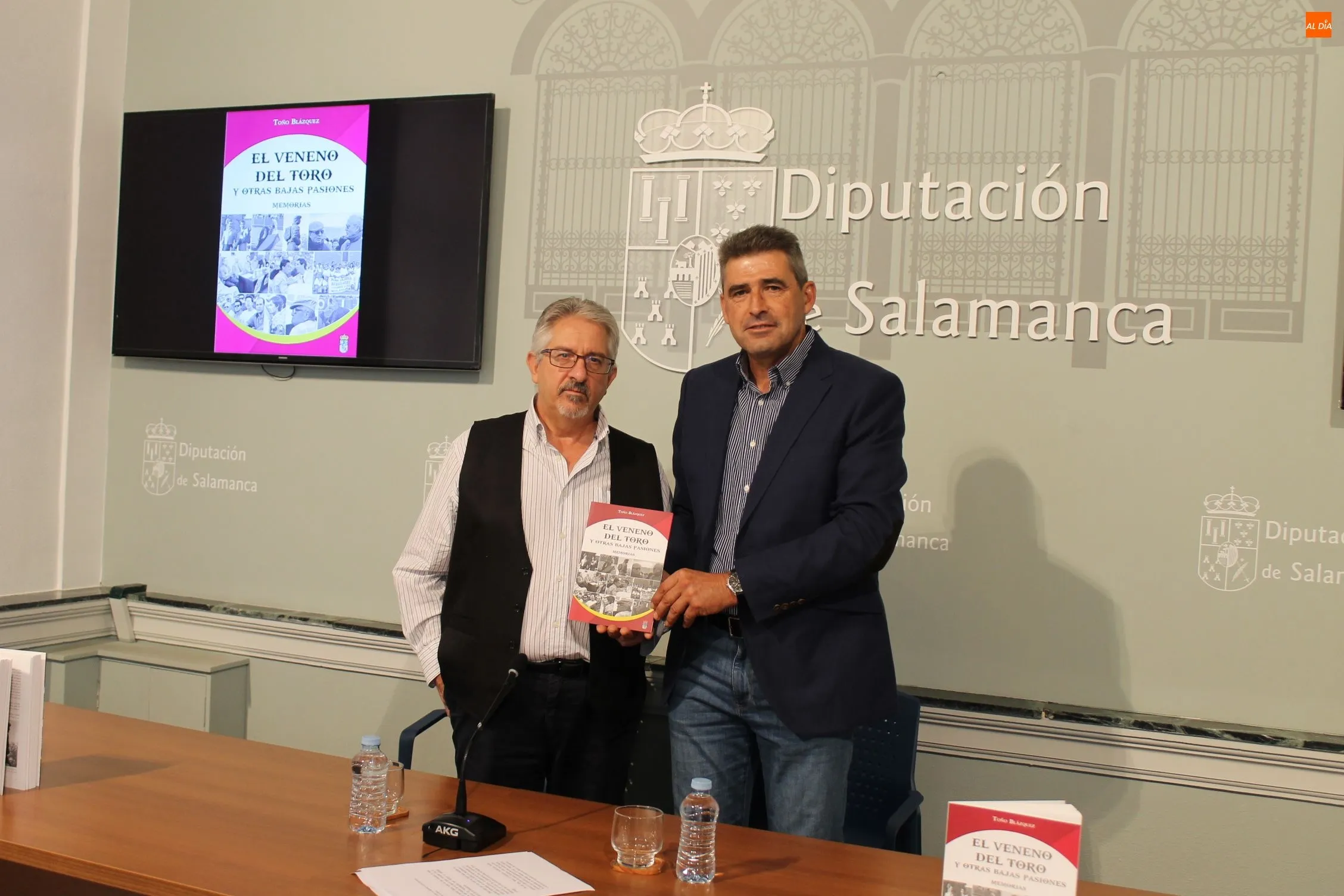 Toño Blázquez, autor del libro, y Julián Barrera, diputado de Cultura