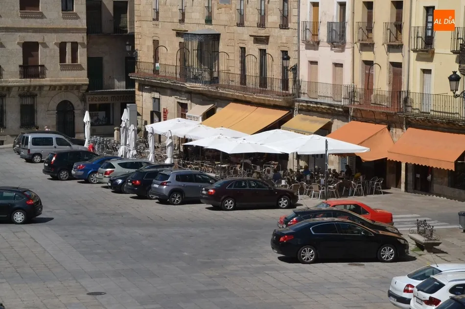 Foto 2 - Los coches reconquistan la Plaza Mayor  