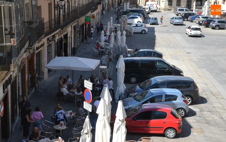 Los coches reconquistan la Plaza Mayor  