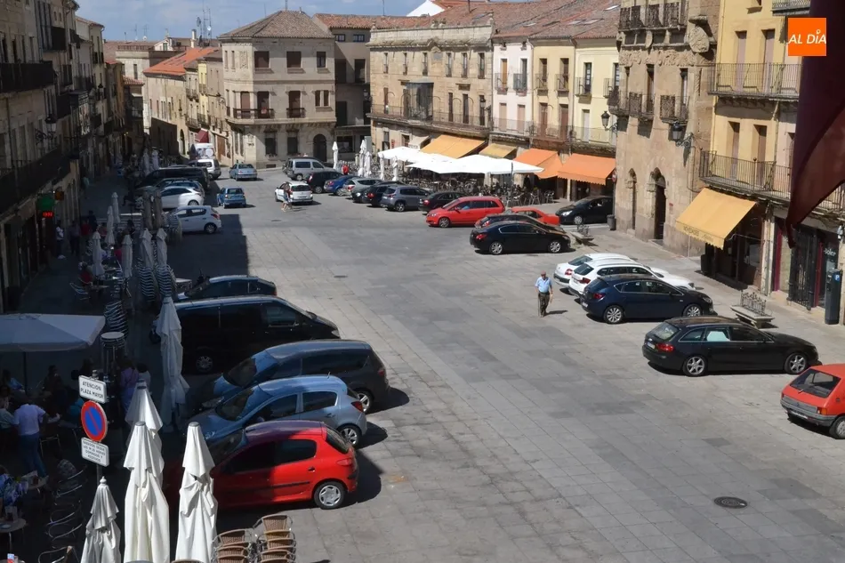 Foto 3 - Los coches reconquistan la Plaza Mayor  
