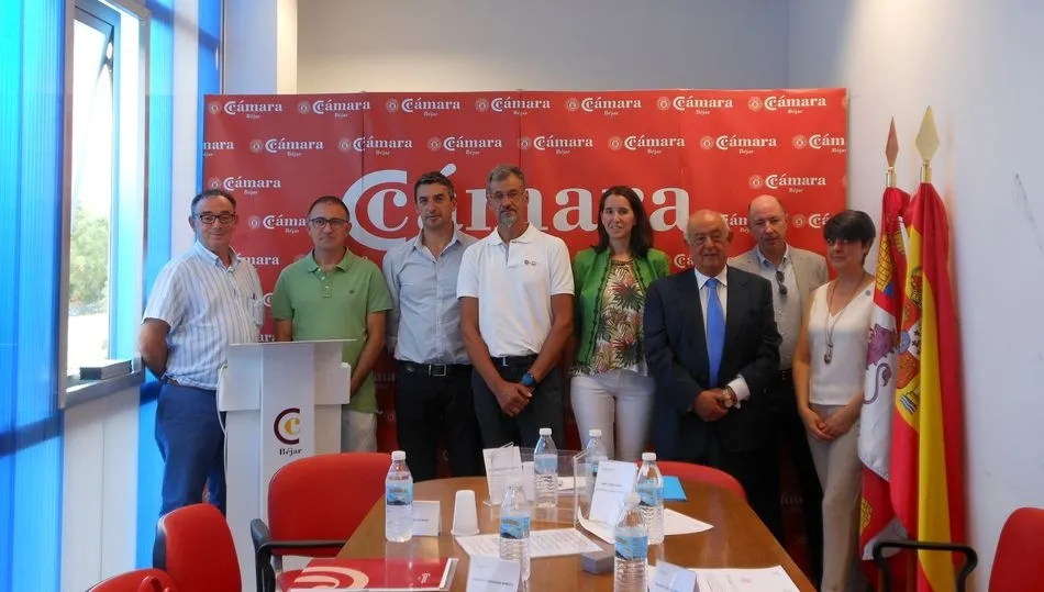 Nuevo equipo de la Cámara de Comercio junto a Irene Núñez, directora general de Comercio y Consumo de la Junta