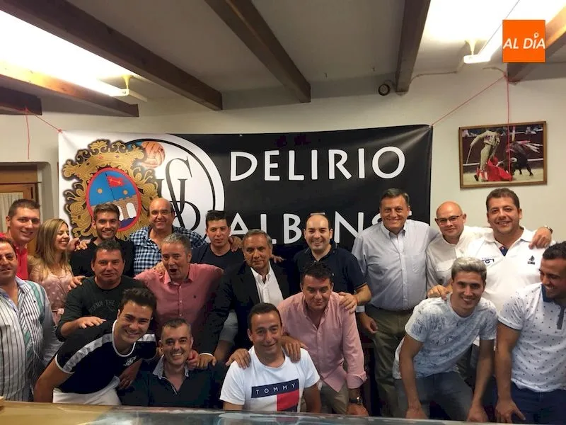 Socios de la peña Delirio Albense durante la cena de inaguración