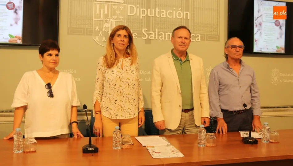 De iz. a der., Isabel Hernández, Chabela de la Torre, román Hernández, y José María Herrero durante la presentación / CORRAL