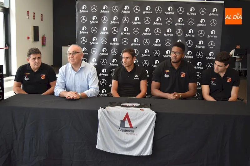 Foto 2 - Aquimisa Carbajosa presenta a John Paul, su&nbsp;&lsquo;Big Man&rsquo;