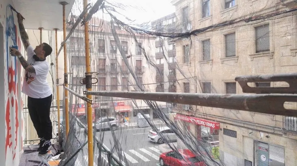 Intervención artística de Ricardo Cavolo en la calle Joaquín Costa. Foto Zoes