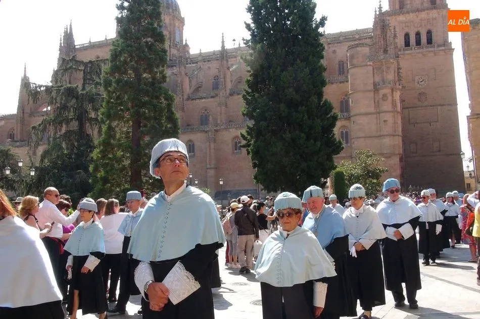 Histórica comitiva universitaria por el centro de Salamanca con más de 400 académicos