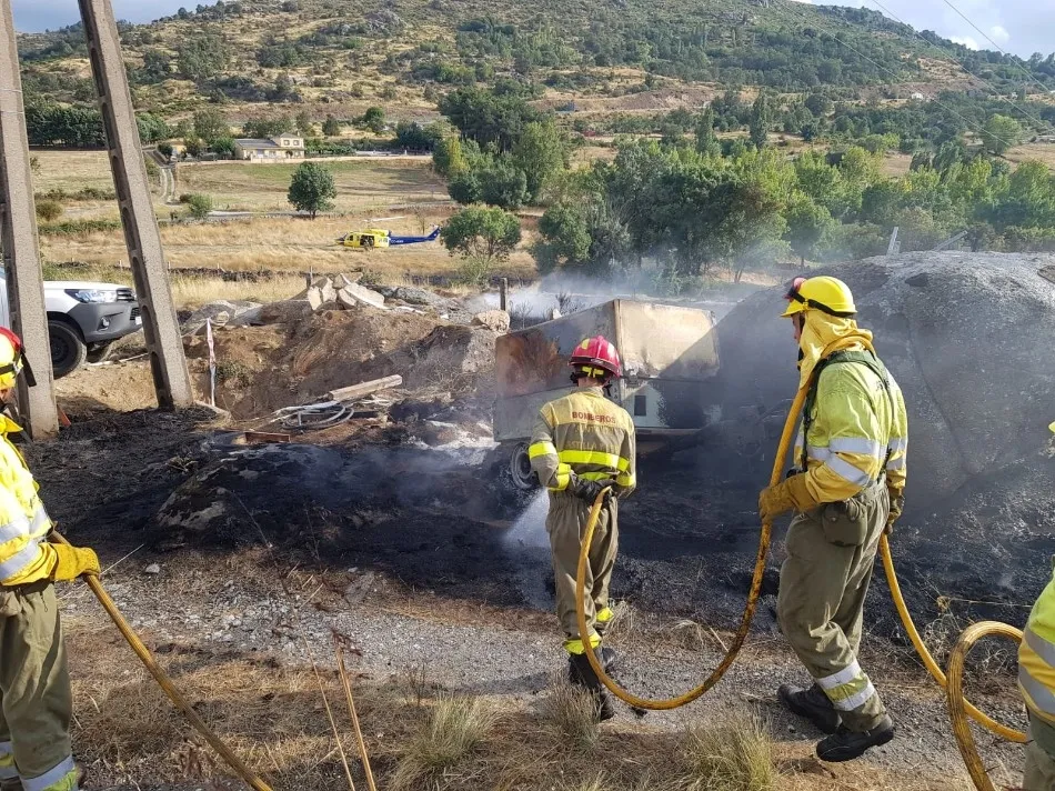 Foto 8 - Un incendio llega a la carretera de acceso a Fresnedoso