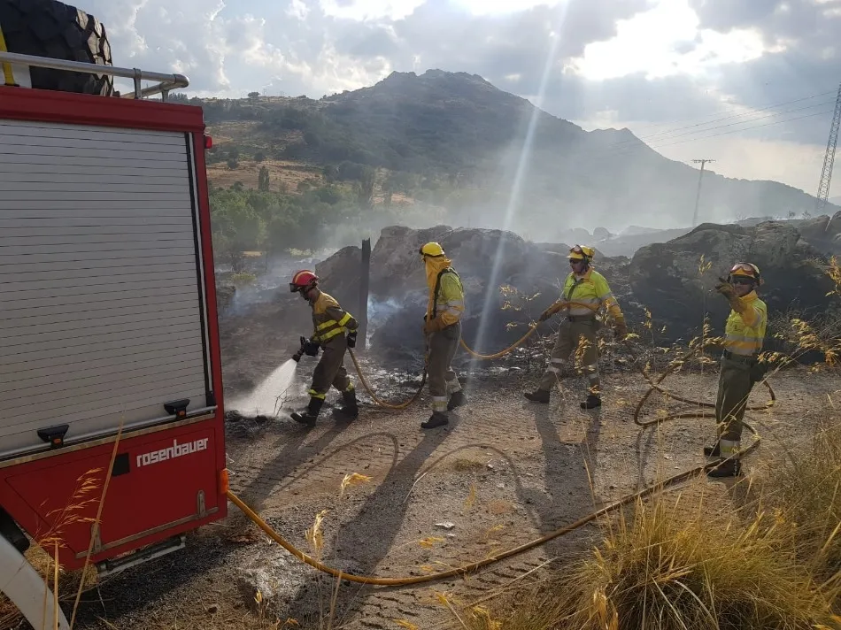 Foto 7 - Un incendio llega a la carretera de acceso a Fresnedoso