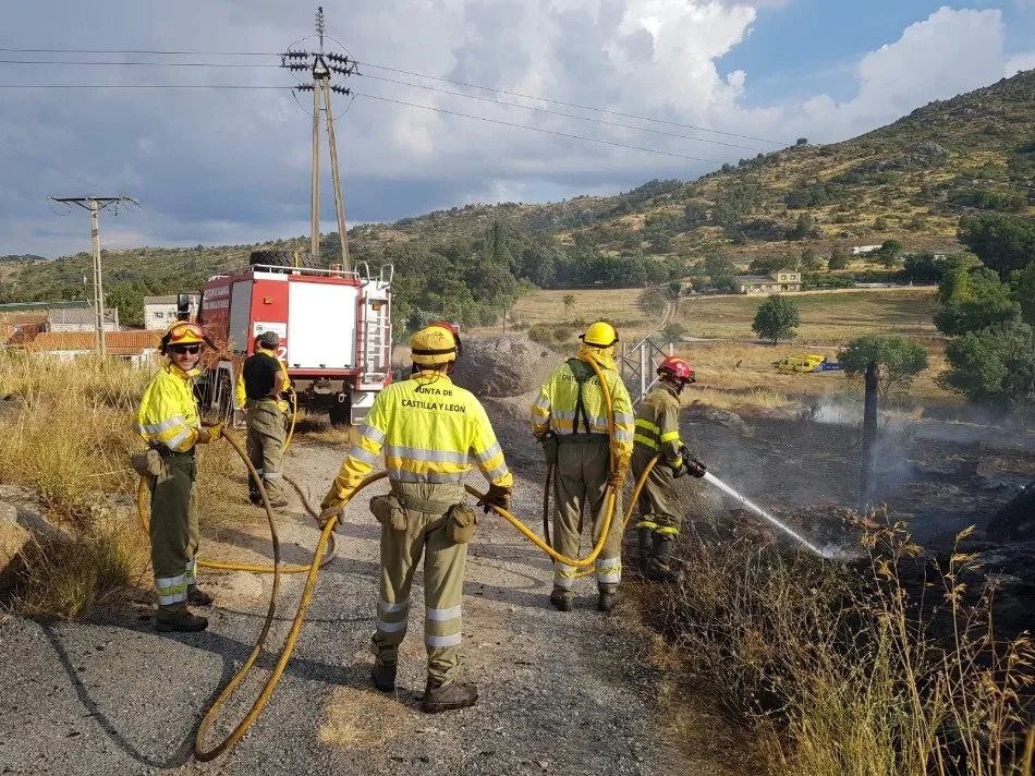 Foto 6 - Un incendio llega a la carretera de acceso a Fresnedoso