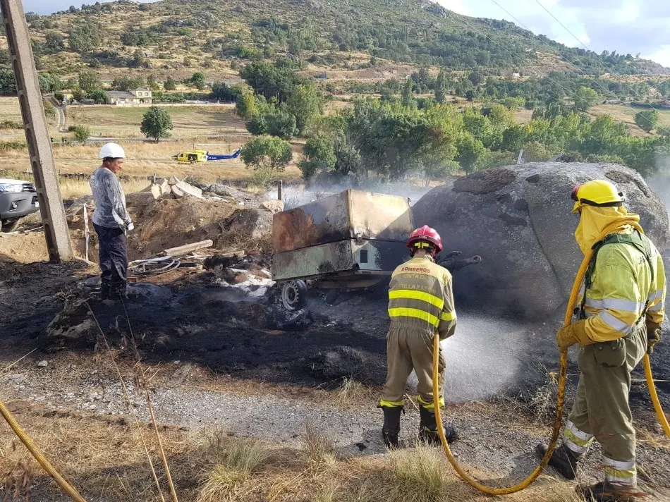 Foto 5 - Un incendio llega a la carretera de acceso a Fresnedoso