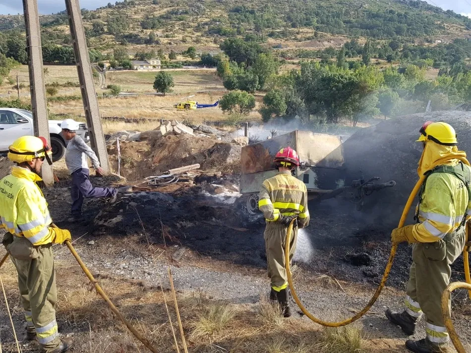 Foto 4 - Un incendio llega a la carretera de acceso a Fresnedoso