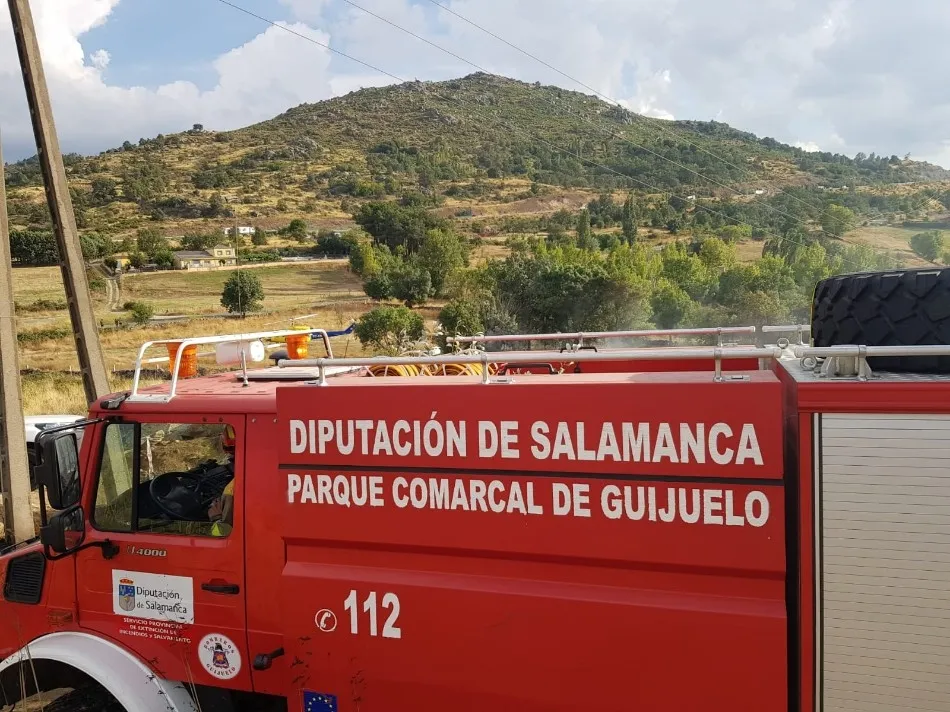 Foto 3 - Un incendio llega a la carretera de acceso a Fresnedoso