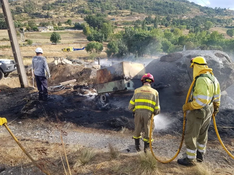 Foto 2 - Un incendio llega a la carretera de acceso a Fresnedoso