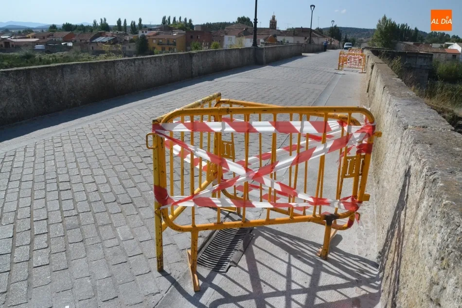 Reforzada la sujeción de varias rejillas del Puente Mayor  