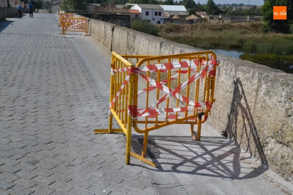 Foto 5 - Reforzada la sujeci&oacute;n de varias rejillas del Puente Mayor  