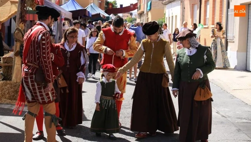 Vecinos de Aldeatejada con trajes de época para la recreación histórica de la estancia en la localidad de María Manuela de Portugal para su boda con Felipe II. Foto de Alberto Martín