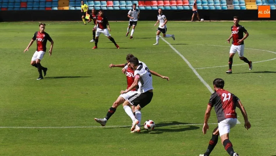 Jugada del partido ante el Adarve en la que se lesionada Pumar. Foto de Alberto Martín