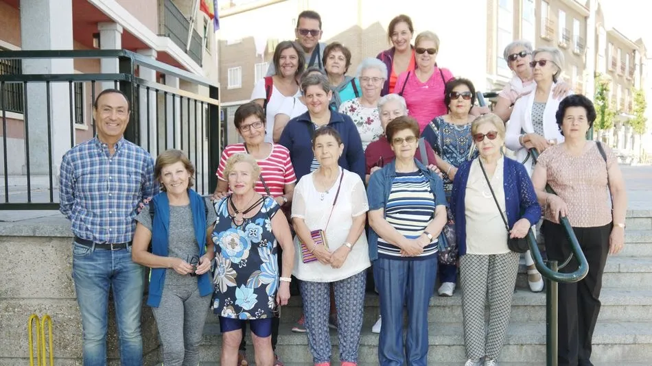Pedro Samuel Martín, alcalde de Carbajosa, a la izquierda, junto a los mayores que participaron en esta marcha