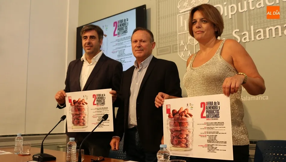 De iz. a der., Diego Ledesma, Román Hernández y Ana María Estévez  durante la presentación de la feria en la Diputación / CORRAL
