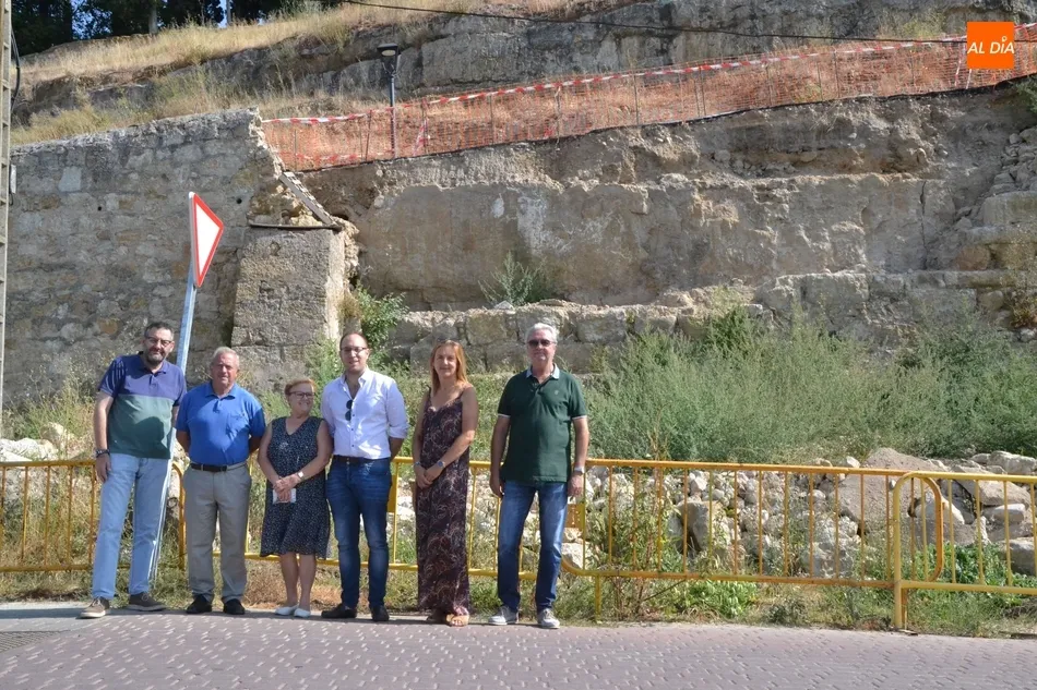 Los concejales del PP junto a la zona derrumbada en la comparecencia que hicieron a finales de agosto